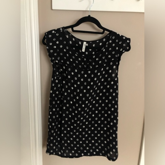 Capped sleeve black floral blouse - Picture 2 of 3